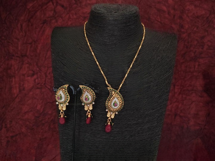 Paan Style Shape Ruby Green Pendant Set