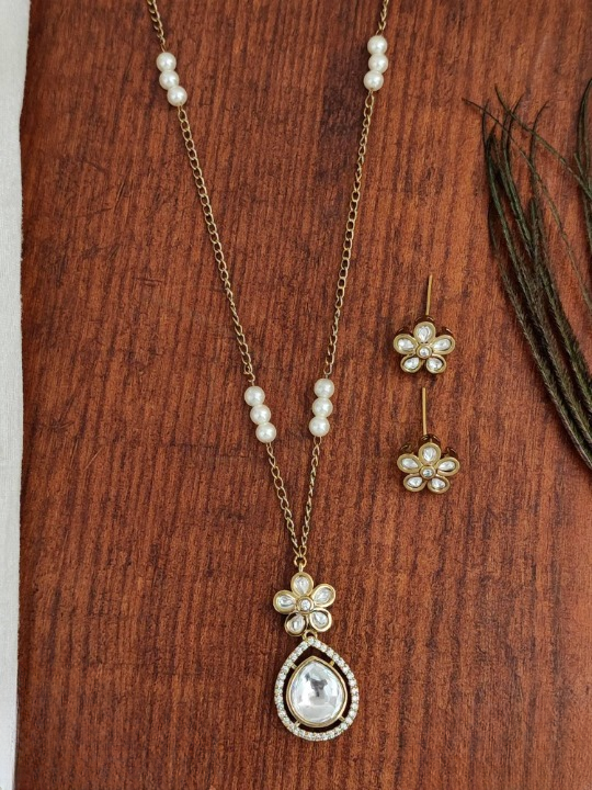 Gorgeous Mehendi Polish Fancy Designer for Festive Pendant Set