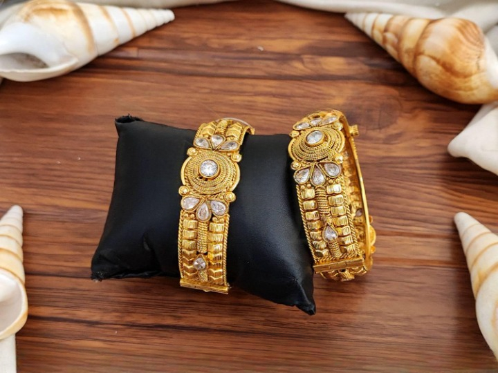 round side flower antique bangles