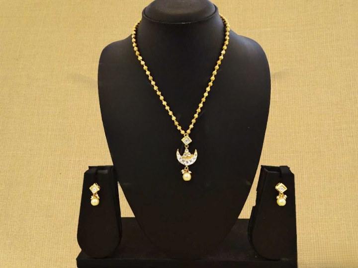 delicate chand kundan pendant