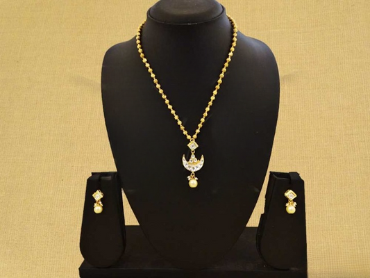 delicate chand kundan pendant